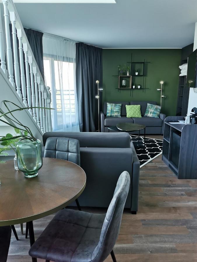 Hotel Le Paddock Мани-Кур Екстериор снимка