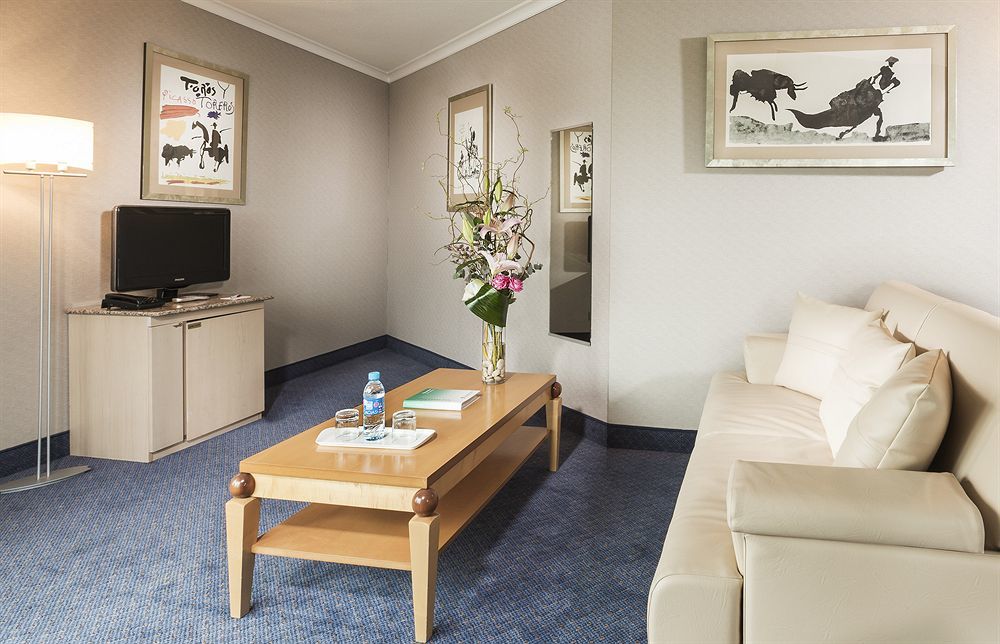 Hotel Le Paddock Мани-Кур Екстериор снимка